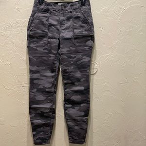Knox Rose size 6 gray Camo skinny jeans